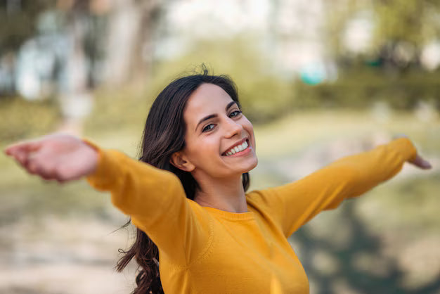 files/primer-mujer-feliz-que-coloca-brazos-abiertos-al-aire-libre-sonriendo-camara_109710-2487_jpg.avif